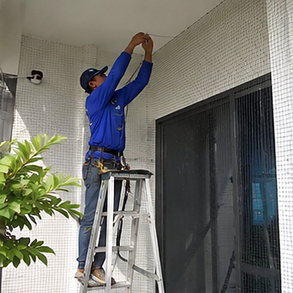 ติดตั้งหนามกันนก Bird Spikes บนขอบระเบียงและราวกันตก