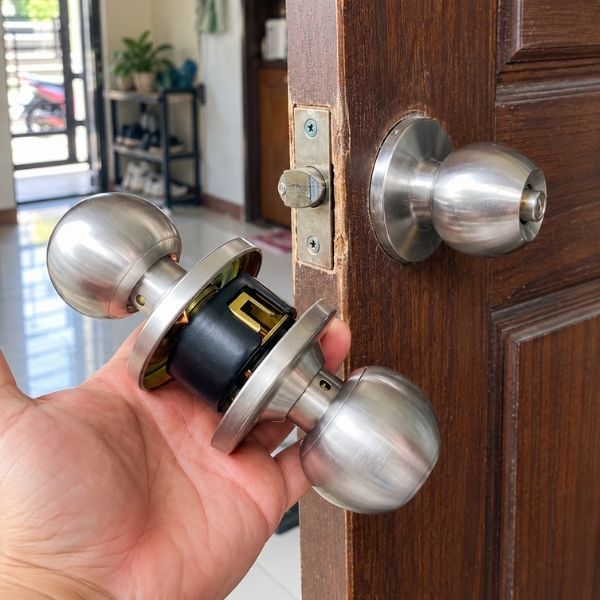 ติดตั้งประตูเรียบร้อย แข็งแรง DoorFixPro #36